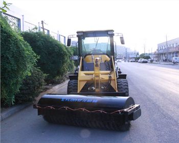 無塵清掃機(jī)廠家：億龍教你選購好的掃路車！